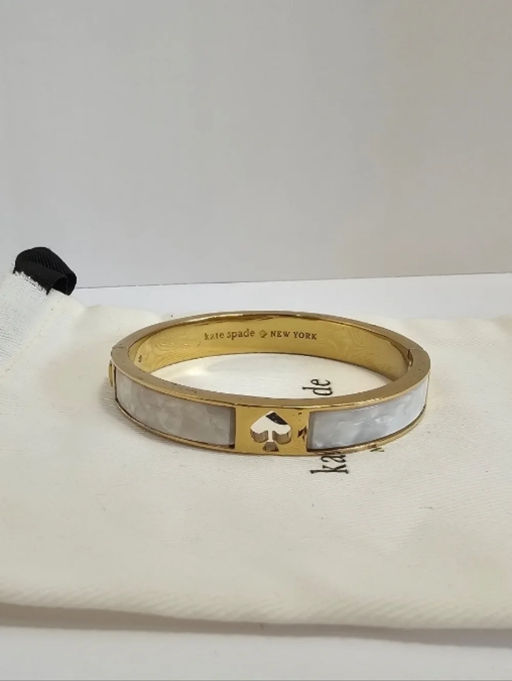 Kate Spade "Spot The Spade" Enamel Hinged Bangle Bracelet Gold/White & Dust Bag - Picture 1 of 5